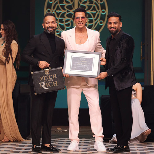 Akshay Kumar with two of the winners.