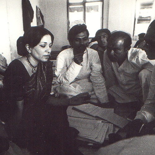 Brainstorming with veteran craftspeople about the future direction of Dastkar, 1982.
