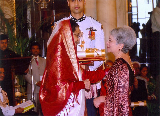 Tyabji receiving her Padma Shri honour from Pratibha Patil, former President of India.
