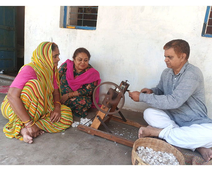 Ghatit Laheru demonstrating hand ginning on Lodhai charkha.Ghatit Laheru